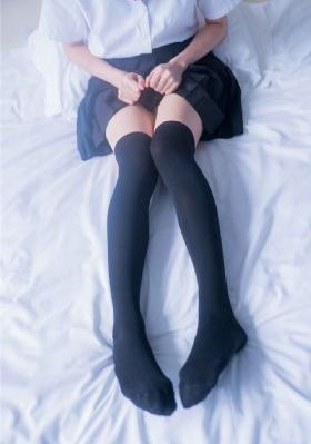 他揉捏她两乳不停呻吟小视频