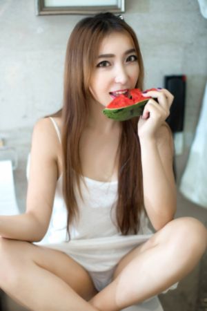 女仆露出双乳给客人玩